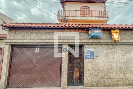 Casa à venda com 352m², 3 quartos e 2 vagas Casa à venda com 352m², 3 quartos e 2 vagasFachada