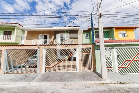 Casa à venda com 200m², 4 quartos e 4 vagas Casa à venda com 200m², 4 quartos e 4 vagasFachada