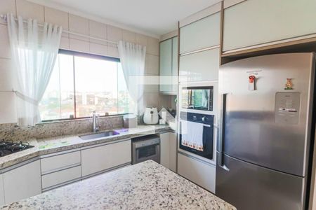 Casa à venda com 200m², 4 quartos e 4 vagas Casa à venda com 200m², 4 quartos e 4 vagasCozinha