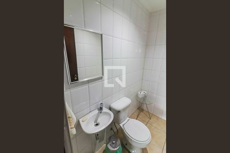 Casa à venda com 200m², 4 quartos e 4 vagas Casa à venda com 200m², 4 quartos e 4 vagasBanheiro Serviço