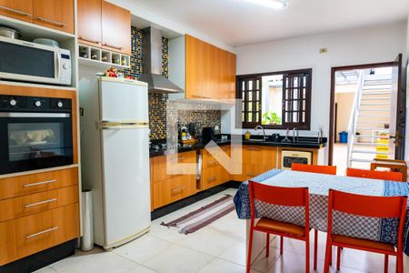 Casa à venda com 237m², 4 quartos e 2 vagas Casa à venda com 237m², 4 quartos e 2 vagasCozinha
