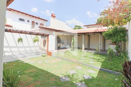 Casa à venda com 180m², 3 quartos e 5 vagas Casa à venda com 180m², 3 quartos e 5 vagasQuintal