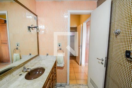 Apartamento à venda com 140m², 4 quartos e 2 vagas Apartamento à venda com 140m², 4 quartos e 2 vagasBanheiro da Suíte