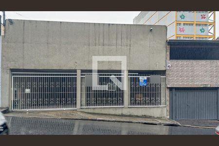 Casa à venda com 300m², 3 quartos e 3 vagas Casa à venda com 300m², 3 quartos e 3 vagasFachada
