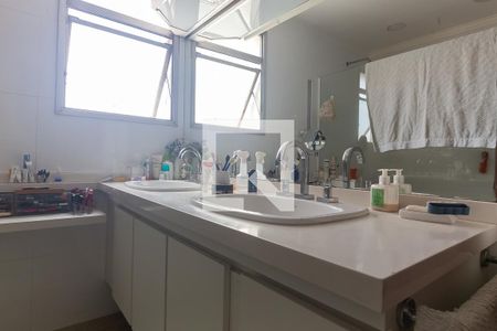Apartamento à venda com 200m², 4 quartos e 2 vagas Apartamento à venda com 200m², 4 quartos e 2 vagasBanheiro da Suíte