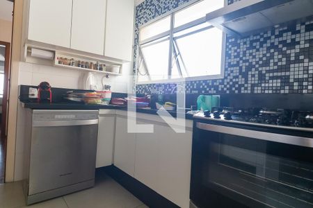 Apartamento à venda com 200m², 4 quartos e 2 vagas Apartamento à venda com 200m², 4 quartos e 2 vagasCozinha