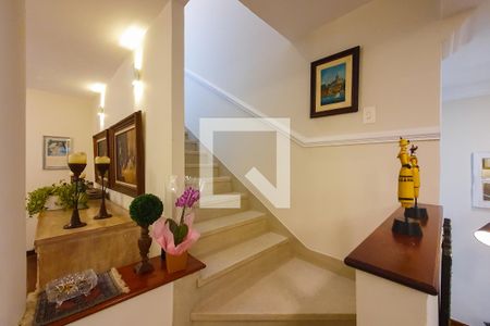 Casa à venda com 250m², 4 quartos e 2 vagas Casa à venda com 250m², 4 quartos e 2 vagasHall