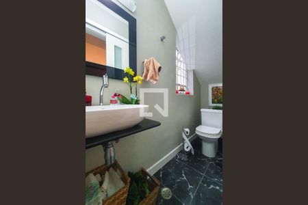 Casa à venda com 250m², 4 quartos e 2 vagas Casa à venda com 250m², 4 quartos e 2 vagasLavabo