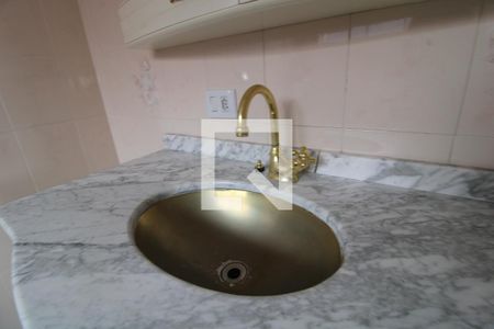 Casa à venda com 1000m², 3 quartos e 6 vagasPia banheiro da suíte 2