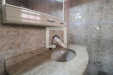 Casa à venda com 1000m², 3 quartos e 6 vagasPia banheiro da suíte 1