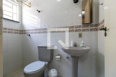 Casa à venda com 260m², 5 quartos e 4 vagas Casa à venda com 260m², 5 quartos e 4 vagasEdícula - Banheiro da suíte