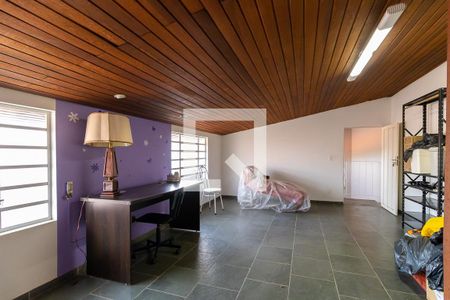 Casa à venda com 260m², 5 quartos e 4 vagas Casa à venda com 260m², 5 quartos e 4 vagasEdícula - Quarto do piso superior