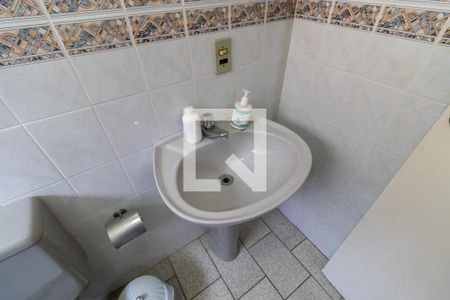 Casa à venda com 260m², 5 quartos e 4 vagas Casa à venda com 260m², 5 quartos e 4 vagasEdícula - Banheiro da suíte