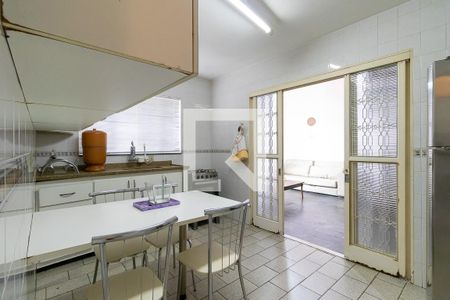 Casa à venda com 260m², 5 quartos e 4 vagas Casa à venda com 260m², 5 quartos e 4 vagasEdícula - Cozinha