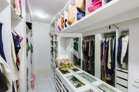 Casa de condomínio à venda com 380m², 3 quartos e 1 vaga Casa de condomínio à venda com 380m², 3 quartos e 1 vagaCloset da Suíte 1