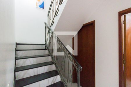 Casa de condomínio à venda com 380m², 3 quartos e 1 vaga Casa de condomínio à venda com 380m², 3 quartos e 1 vagaEscada