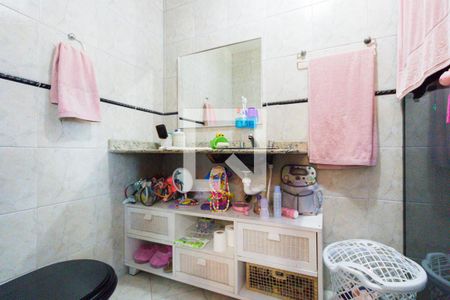 Casa de condomínio à venda com 380m², 3 quartos e 1 vaga Casa de condomínio à venda com 380m², 3 quartos e 1 vagaBanheiro da Suíte 2