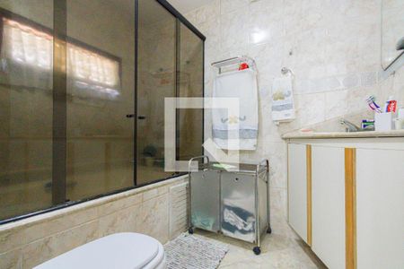 Casa de condomínio à venda com 380m², 3 quartos e 1 vaga Casa de condomínio à venda com 380m², 3 quartos e 1 vagaBanheiro da Suíte 1