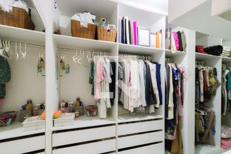 Casa de condomínio à venda com 380m², 3 quartos e 1 vaga Casa de condomínio à venda com 380m², 3 quartos e 1 vagaCloset da Suíte 1