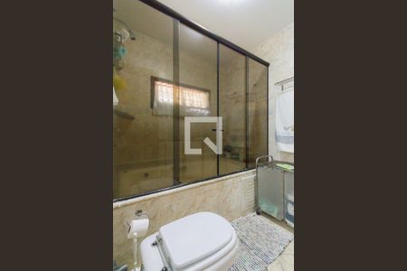 Casa de condomínio à venda com 380m², 3 quartos e 1 vaga Casa de condomínio à venda com 380m², 3 quartos e 1 vagaBanheiro da Suíte 1