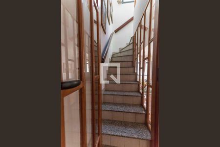 Apartamento à venda com 120m², 3 quartos e 2 vagas Apartamento à venda com 120m², 3 quartos e 2 vagasEscada