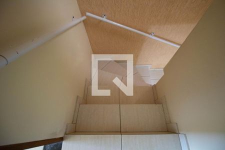 Escada de casa à venda com 3 quartos, 212m² em Vila Regina, São Paulo