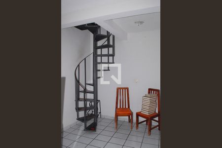 Casa à venda com 280m², 5 quartos e 2 vagas Casa à venda com 280m², 5 quartos e 2 vagasEscada