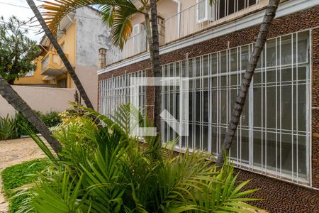 Casa à venda com 250m², 4 quartos e 4 vagas Casa à venda com 250m², 4 quartos e 4 vagasEntrada