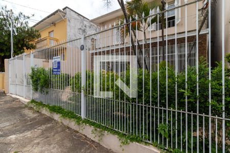 Casa à venda com 250m², 4 quartos e 4 vagas Casa à venda com 250m², 4 quartos e 4 vagasFachada