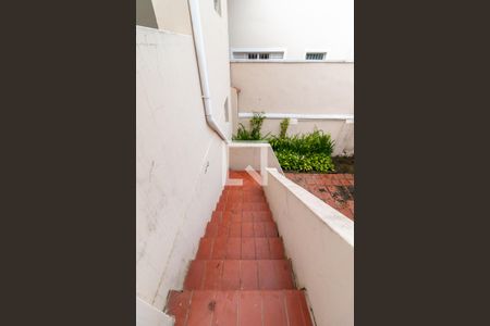 Casa à venda com 250m², 4 quartos e 4 vagas Casa à venda com 250m², 4 quartos e 4 vagasEscada