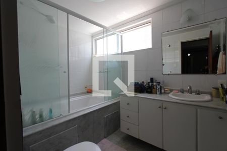 Apartamento à venda com 198m², 4 quartos e 4 vagasBanheiro do Quarto 1