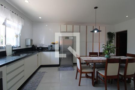 Casa à venda com 223m², 2 quartos e 2 vagasCozinha