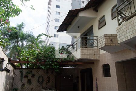 Casa para alugar com 220m², 5 quartos e 4 vagas Casa para alugar com 220m², 5 quartos e 4 vagasFachada