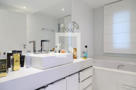 Apartamento à venda com 430m², 4 quartos e 3 vagasBanheiro da suíte 4