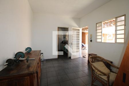 Casa à venda com 300m², 2 quartos e 2 vagasEdícula - Sala