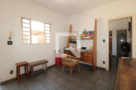 Casa à venda com 300m², 2 quartos e 2 vagasEdícula - Sala