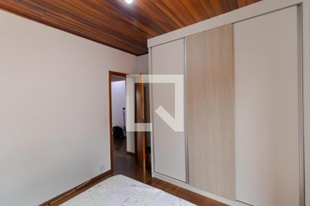 Casa à venda com 350m², 5 quartos e 8 vagas Casa à venda com 350m², 5 quartos e 8 vagasQuarto 02