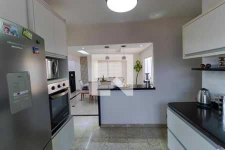 Casa à venda com 350m², 5 quartos e 8 vagas Casa à venda com 350m², 5 quartos e 8 vagasCozinha