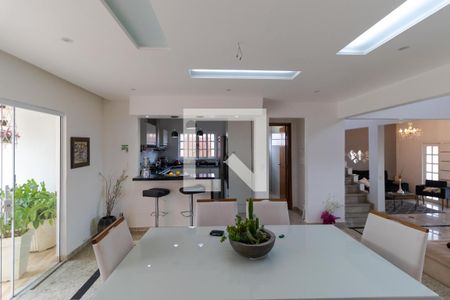 Casa à venda com 350m², 5 quartos e 8 vagas Casa à venda com 350m², 5 quartos e 8 vagasSala de Jantar