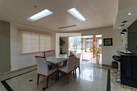 Casa à venda com 350m², 5 quartos e 8 vagas Casa à venda com 350m², 5 quartos e 8 vagasSala de Jantar