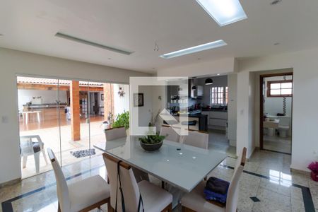 Casa à venda com 350m², 5 quartos e 8 vagas Casa à venda com 350m², 5 quartos e 8 vagasSala de Jantar