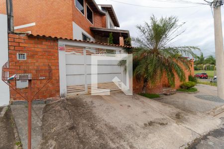 Casa à venda com 350m², 5 quartos e 8 vagas Casa à venda com 350m², 5 quartos e 8 vagasFachada