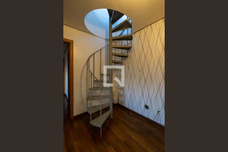 Apartamento à venda com 143m², 2 quartos e 2 vagas Apartamento à venda com 143m², 2 quartos e 2 vagasEscada