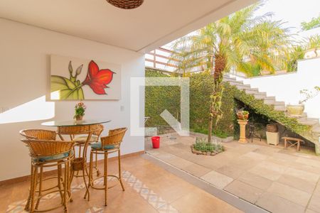 Casa à venda com 281m², 3 quartos e 4 vagas Casa à venda com 281m², 3 quartos e 4 vagasQuintal