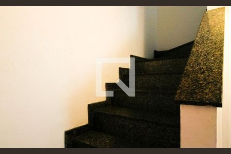 Casa à venda com 172m², 4 quartos e 2 vagas Casa à venda com 172m², 4 quartos e 2 vagasEscada de aceso