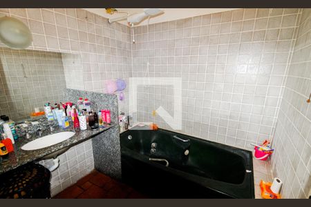 Casa à venda com 172m², 4 quartos e 2 vagas Casa à venda com 172m², 4 quartos e 2 vagasBanheiro da Suíte 1