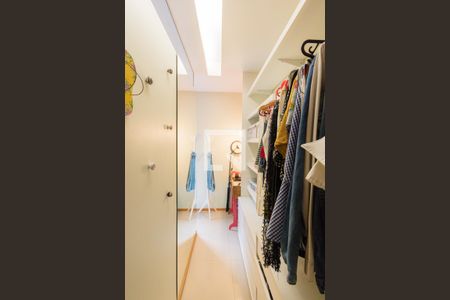 Casa de condomínio à venda com 140m², 4 quartos e 2 vagas Casa de condomínio à venda com 140m², 4 quartos e 2 vagasCloset da Suíte 1