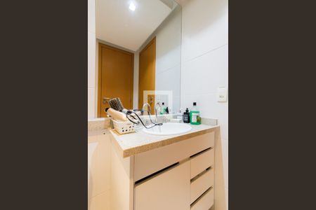 Casa de condomínio à venda com 140m², 4 quartos e 2 vagas Casa de condomínio à venda com 140m², 4 quartos e 2 vagasBanheiro das Suítes 2 e 3