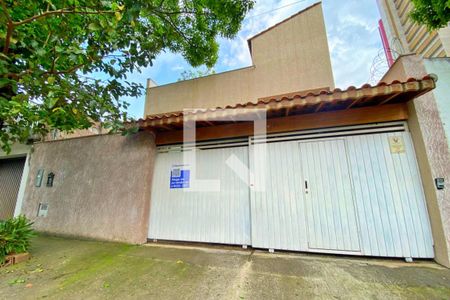 Casa à venda com 151m², 2 quartos e 3 vagas Casa à venda com 151m², 2 quartos e 3 vagasFachada