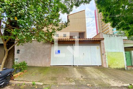 Casa à venda com 151m², 2 quartos e 3 vagas Casa à venda com 151m², 2 quartos e 3 vagasFachada